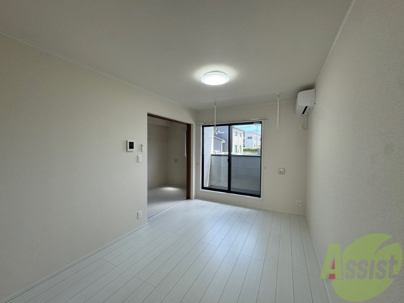 居室・リビング　白を基調とした綺麗なお部屋ですね。日当たりも良好です