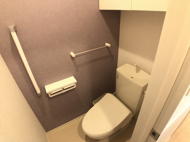 トイレ　落ち着いた色調のトイレです