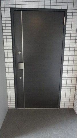 玄関　※写真は同じマンションの違う部屋のものになります。