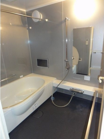 バス・シャワールーム　※写真は同じマンションの違う部屋のものになります。