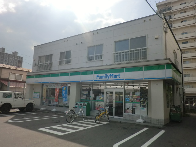 コンビニ　ファミリーマート東札幌6条店（コンビニ）まで162m