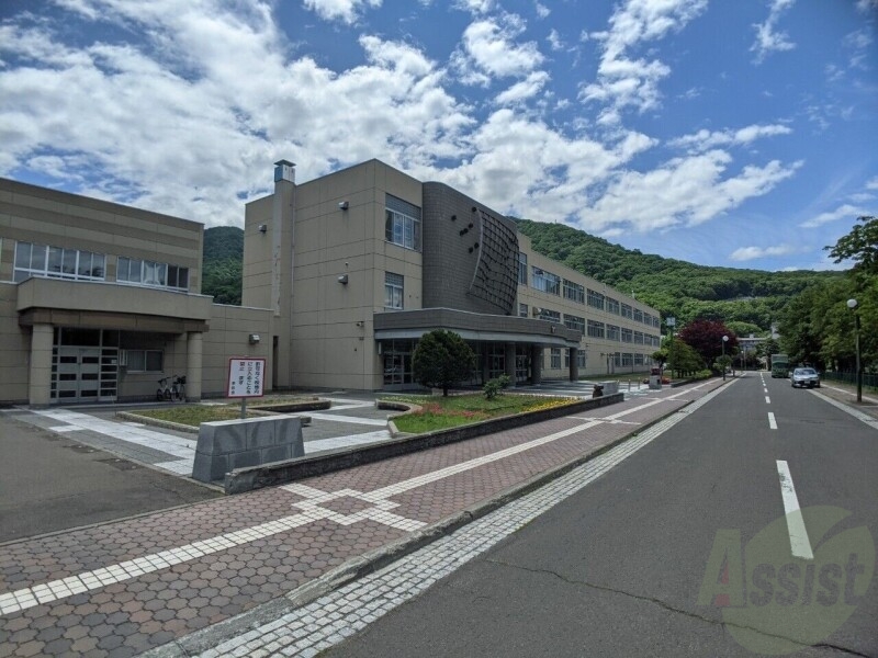 中学校　札幌市立山鼻中学校（中学校）まで897m