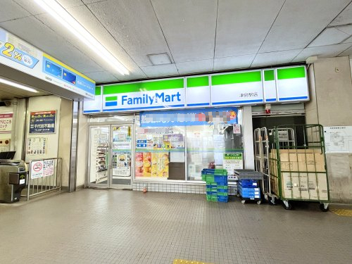 コンビニ　ファミリーマート 津島駅店（コンビニ）まで111m