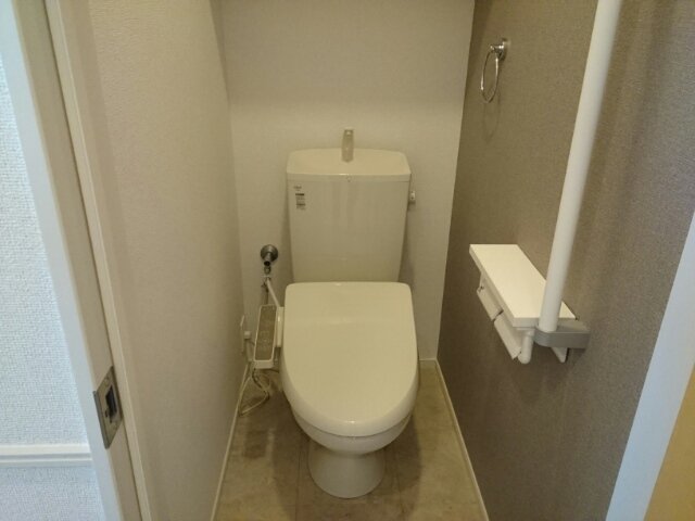 トイレ　落ち着いた色調のトイレです