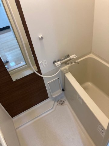 バス・シャワールーム　浴室乾燥機付きバス。