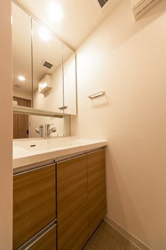洗面設備　■キャビネット収納付きの多面鏡独立洗面台