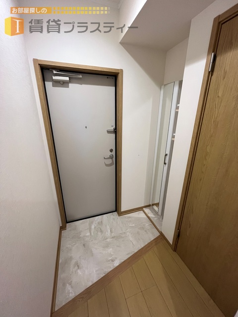 玄関　シューズボックスは鏡付き