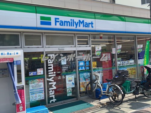 コンビニ　ファミリーマート 中板橋駅前店（コンビニ）まで677m