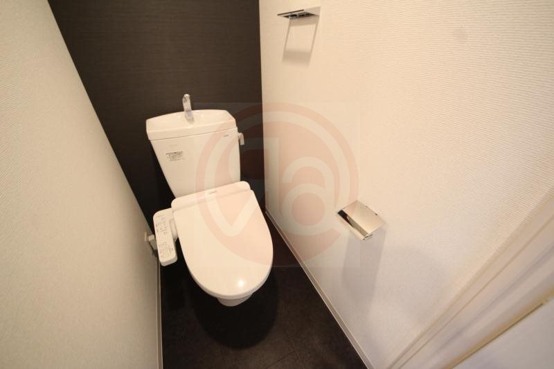 トイレ　落ち着いた色調のトイレです