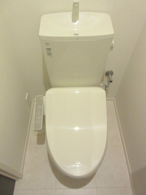 トイレ　嬉しい温水洗浄便座付きトイレ