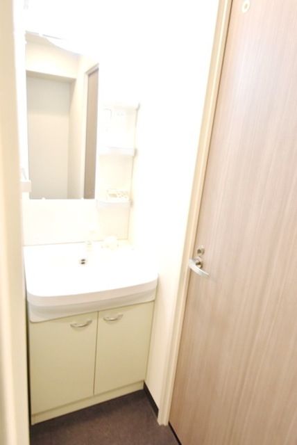 洗面設備　同物件別部屋のお写真になります。現況優先です。