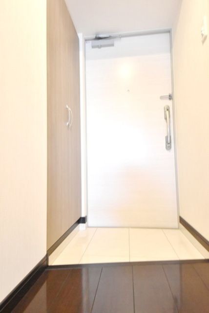 玄関　同物件別部屋のお写真になります。現況優先です。