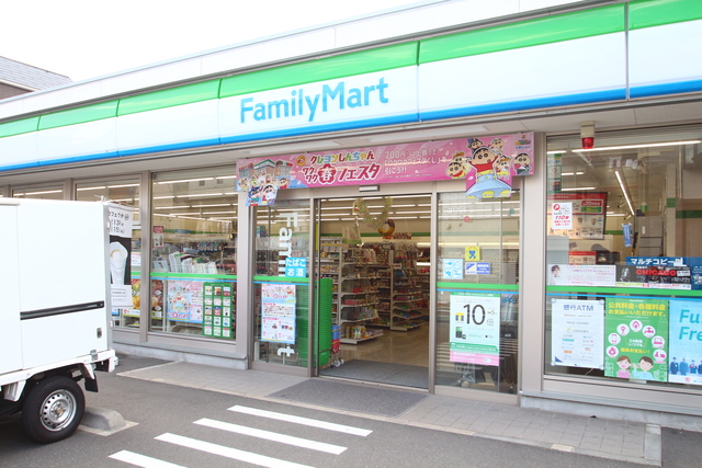 コンビニ　ファミリーマート板橋東新町二丁目店（コンビニ）まで283m
