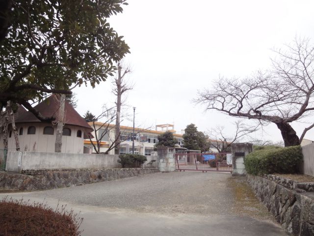 小学校　小牧市立篠岡小学校（小学校）まで918m