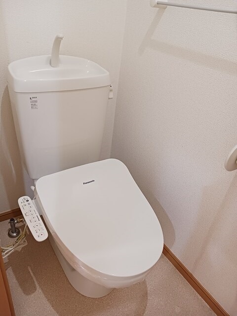 ＪＲ八高線 箱根ケ崎駅 徒歩10分 2階建 築18年のトイレ写真