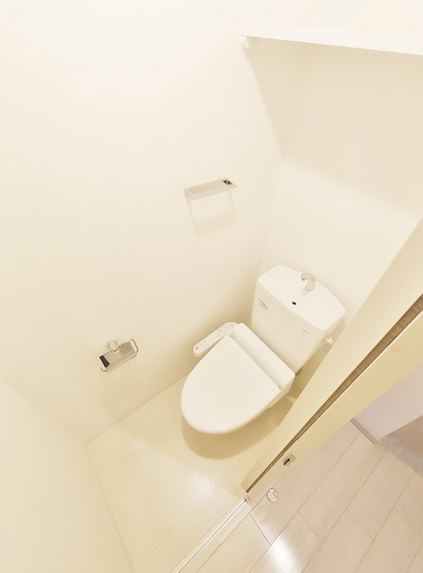 地下鉄御堂筋線 西中島南方駅 徒歩9分 15階建 築12年のトイレ写真