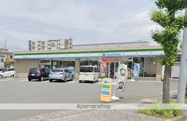 コンビニ　ファミリーマート（コンビニ）まで810m