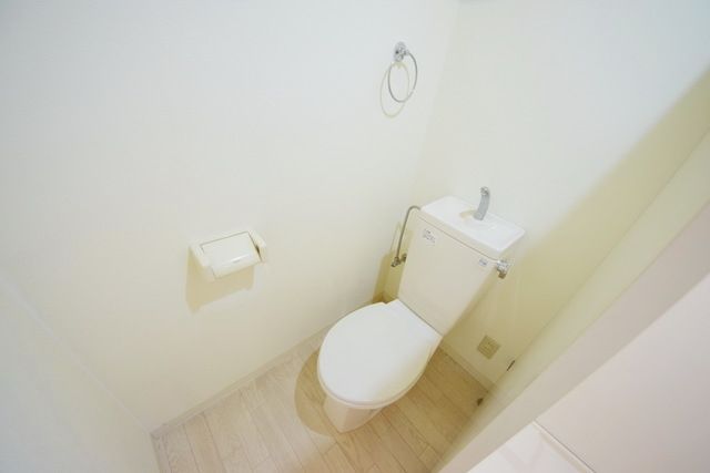 相鉄本線 西横浜駅 徒歩7分 3階建 築44年のトイレ写真