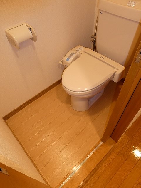 トイレ　写真は203号室です（参考）