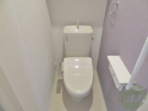 トイレ　温水洗浄便座は有って嬉しい設備の１つですね。