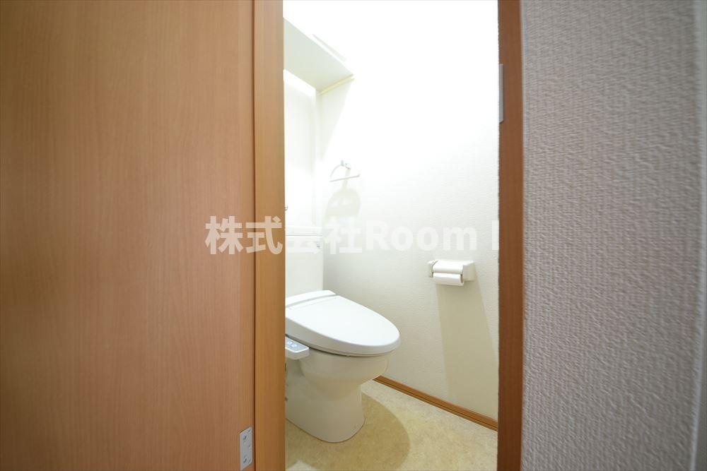 トイレ　落ち着いた色調のトイレです