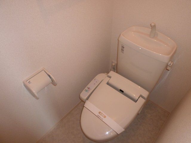 ＪＲおおさか東線 ＪＲ長瀬駅 徒歩6分 2階建 築18年のトイレ写真