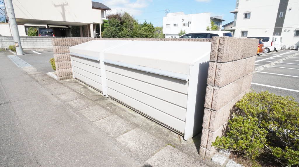 建物外観　ゴミステーション
