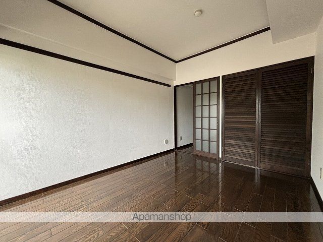 広島電鉄宇品線 県病院前駅 徒歩9分 4階建 築40年の居間写真