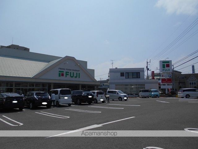 スーパー　フジ松末店（スーパー）まで792m