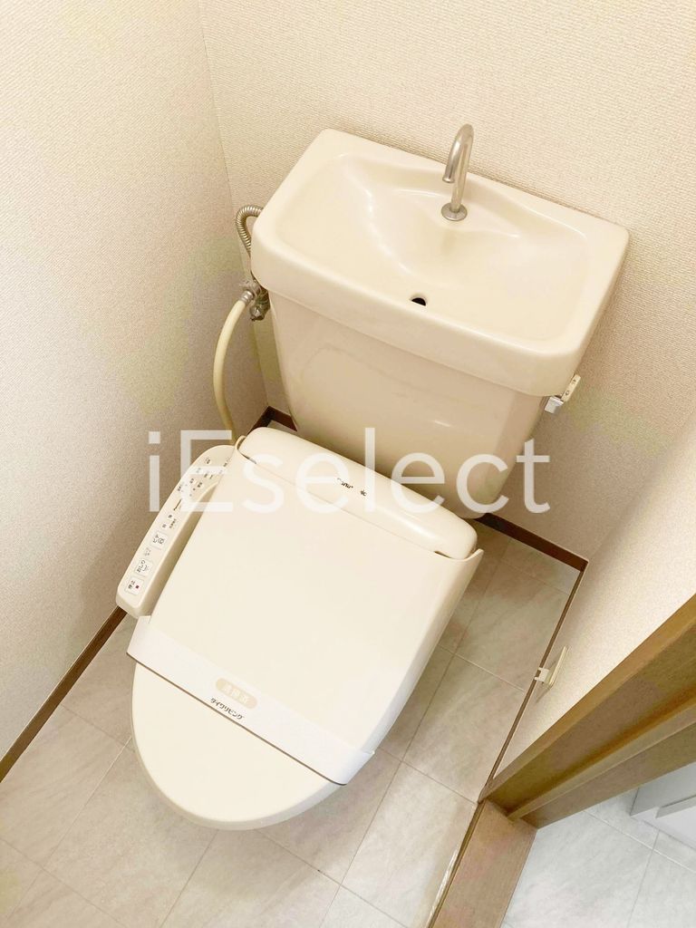 トイレ　温水洗浄便座付きのトイレです