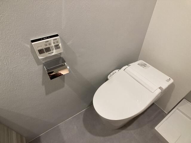 トイレ　落ち着いた色調のトイレです