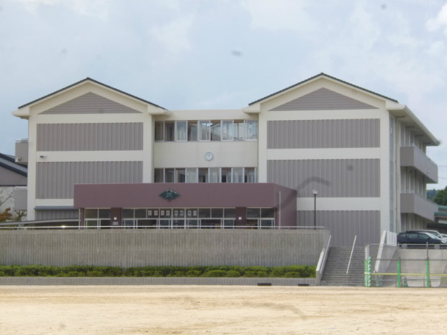 中学校　武雄市立武雄中学校（中学校）まで1200m