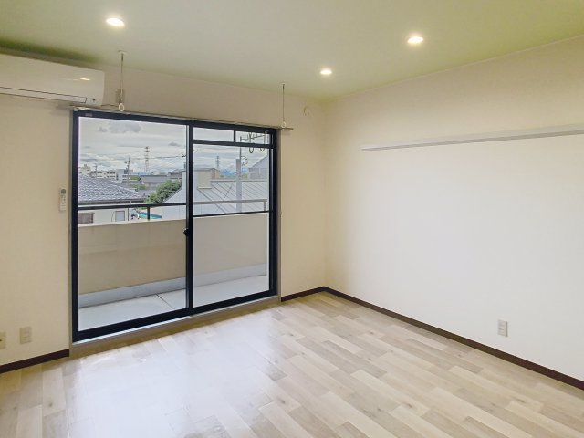 居室・リビング　掲載写真は空室の別部屋を掲載しております。実際のお部屋と仕様