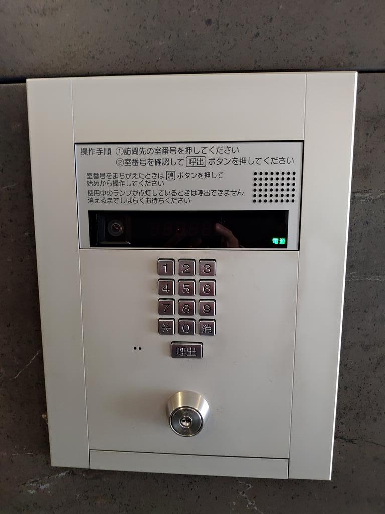 セキュリティ　モニターつきオートロックで訪問者の確認が可能