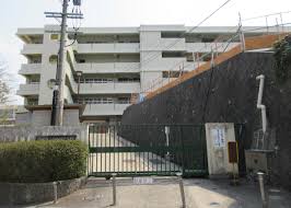 小学校　吹田市立南山田小学校（小学校）まで424m