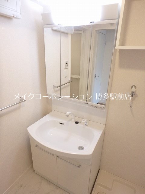 洗面設備　同物件、別部屋の写真です。