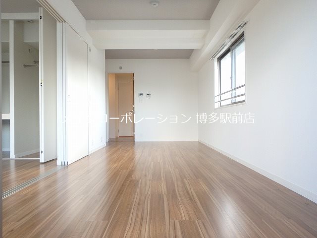 居室・リビング　同物件、別部屋の写真です。