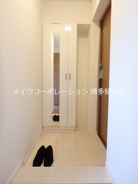 玄関　同物件、別部屋の写真です。