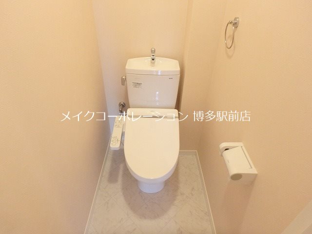 トイレ　同物件、別部屋の写真です。