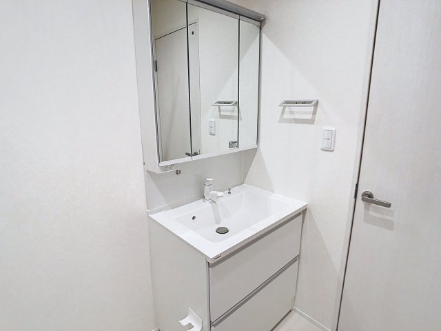 洗面設備　掲載写真は空室の別部屋を掲載しております。実際のお部屋と仕様