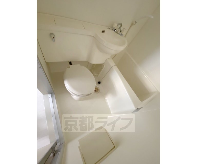 トイレ　ユニットバス内のトイレです。