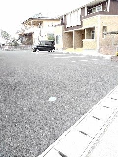 駐車場　駐車場があるので、車を買う予定の方も安心です