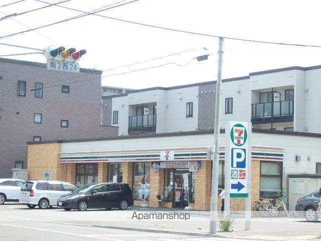 コンビニ　セブンイレブン（コンビニ）まで334m