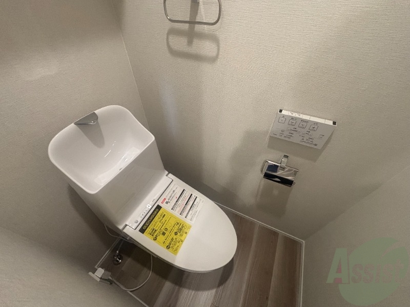 トイレ　トイレは温水洗浄便座です。シンプルな雰囲気になっています。