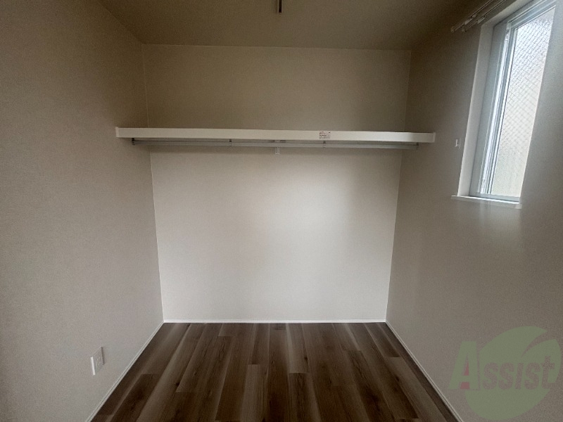 収納　寝室には収納があるため洋服やスーツを収納しておくのに便利です