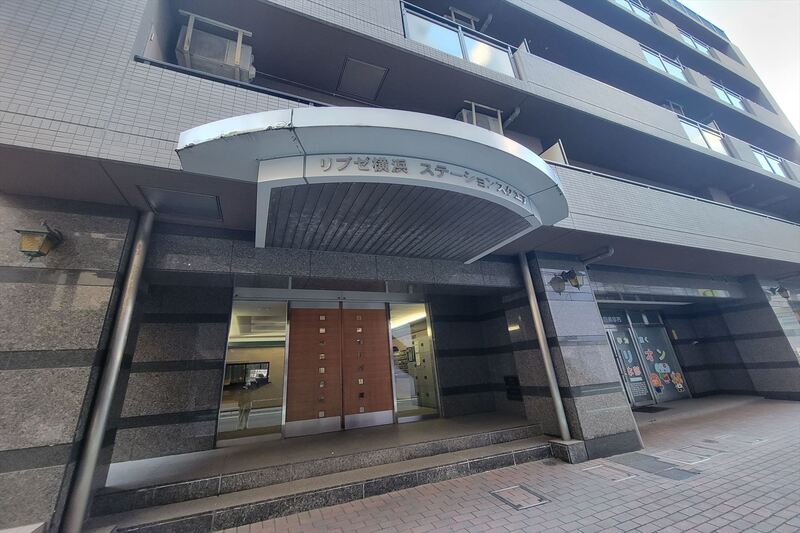 エントランス　重厚感のある建物デザイン♪