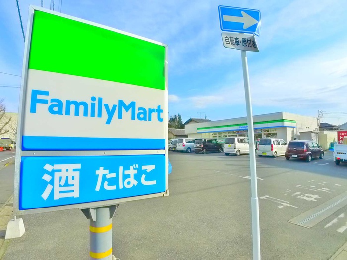 コンビニ　ファミリーマート（コンビニ）まで200m