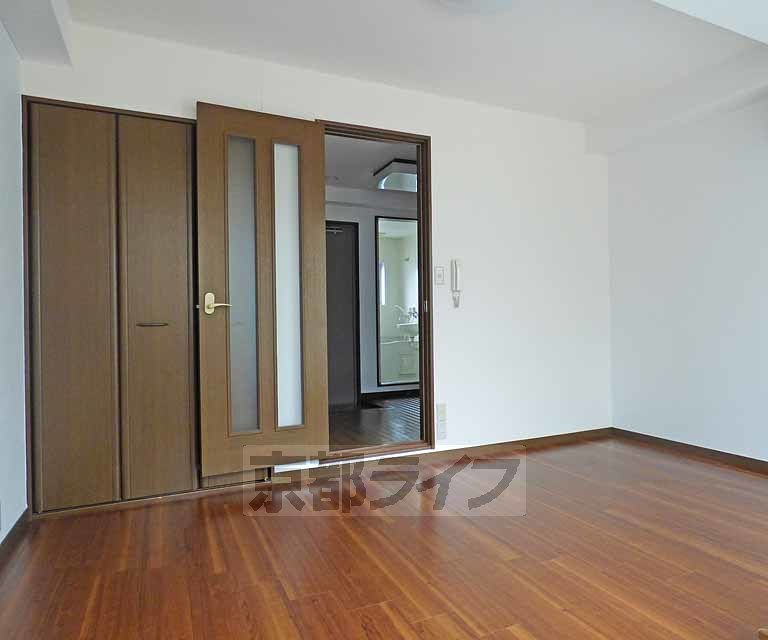 居室・リビング　木目調の綺麗なフローリングのお部屋です。