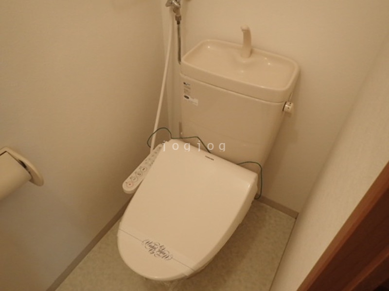 トイレ　嬉しい温水洗浄便座付きのトイレです。