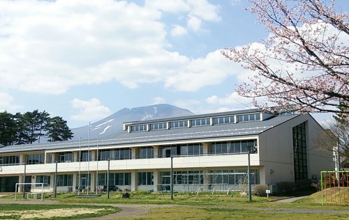 小学校　軽井沢中部小学校（小学校）まで1514m